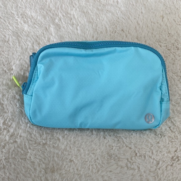❤️ Lululemon Everywhere Belt Icing Blue/Eton Blue NWT - Picture 1 of 8